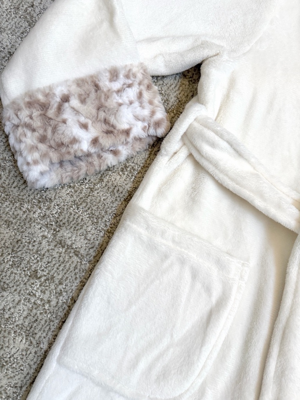 Carole Hochman Cream Snow Leopard Print Plush Long Wrap Robe—L - Picture 6 of 9